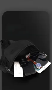 Vue détaillée du grand compartiment intérieur de ce sac bandoulière noir pour hommes