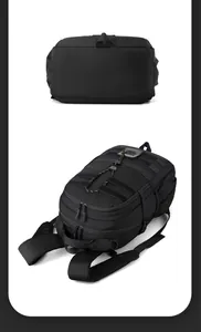 Detailansicht des schwarzen taktischen Rucksacks mit MOLLE-Gurtband und strapazierfähigem Nylon