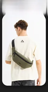 Vue arrière d'un homme portant un sac bandoulière en nylon vert kaki pour le sport