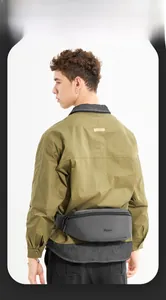 Gros plan d'un sac bandoulière gris foncé pour hommes en textile résistant et durable