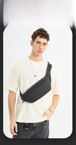 Détail d'un sac bandoulière noir léger pour hommes avec sangle réglable et logo de marque