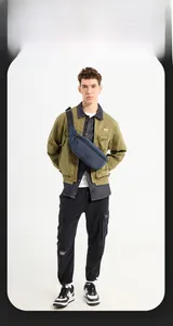 Sac de poitrine en nylon bleu foncé porté par un modèle pour le sport en plein air
