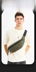 Détail du sac de poitrine en nylon vert armée avec bandoulière et logo de marque imprimé