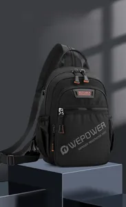 Détail d'un sac de poitrine noir décontracté avec compartiments zippés et poignée solide