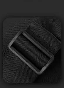 Vue macro de la sangle en nylon durable et de la boucle noire mate sur un sac de poitrine