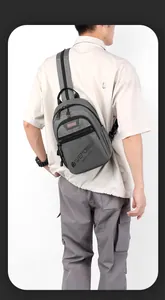 Détail du sac de poitrine gris imperméable montrant le zip en métal et la bandoulière