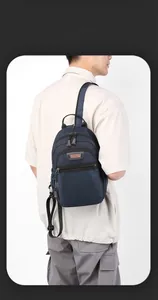 Gros plan d'un sac de poitrine multifonctionnel bleu marine porté par un mannequin