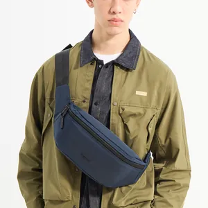 Sac bandoulière homme bleu marine avec sangle réglable pour les activités sportives