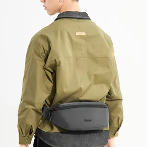 Sac bandoulière homme en nylon gris foncé porté par un mannequin style outdoor