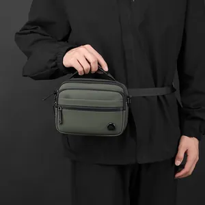 Dunkelgrüne Umhängetasche aus Nylon mit mehreren Reißverschlüssen für Sport und Alltag