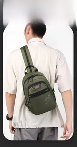 Détail du sac à bandoulière en nylon vert militaire résistant avec sangle réglable
