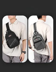 Vue détaillée du sac de poitrine en nylon pour hommes avec rangement intelligent