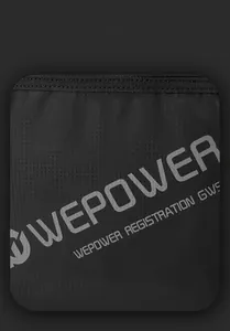 Gros plan sur la texture en tissu noir charbon et le logo WEPOWER sur le sac de poitrine