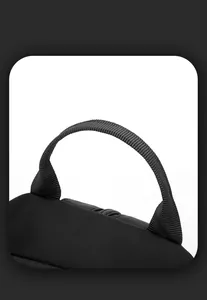 Détail de la poignée renforcée et du tissage en nylon haute densité du sac bandoulière