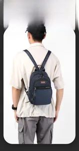 Sac à dos multifonction bleu marine montrant le tissu imperméable et la poche zippée