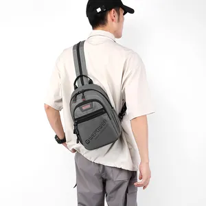 Sac de poitrine gris pour homme en nylon résistant porté par un mannequin en extérieur