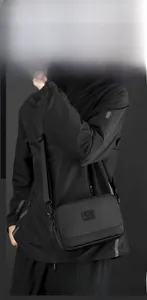 Détail de la sacoche de sport noire montrant le double zip et le nylon haute performance
