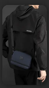 Détail de la sacoche bandoulière en nylon bleu marine avec logo noir WE POWER sur veste