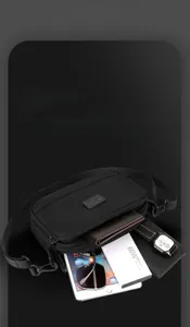 Détail du sac à bandoulière tactique noir avec compartiments spacieux et tissu Oxford durable