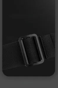 Détail de la bandoulière en nylon haute densité avec boucle réglable sur le sac noir