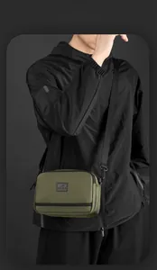 Détail du sac bandoulière en nylon vert armée avec sangle et rangement intelligent