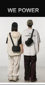 Vue arrière du couple portant des sacs de poitrine en nylon noir avec logo WEPOWER