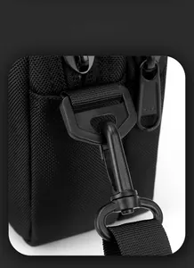 Détail du sac en nylon noir avec fermeture éclair SBS et crochet pivotant en métal