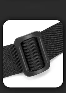 Détail de la bandoulière en nylon haute densité et de la boucle réglable du sac de sport noir