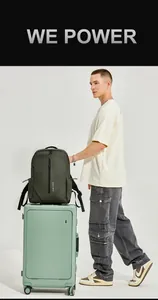 Détail d'un sac à dos d'affaires vert foncé imperméable avec fermeture éclair pour ordinateur