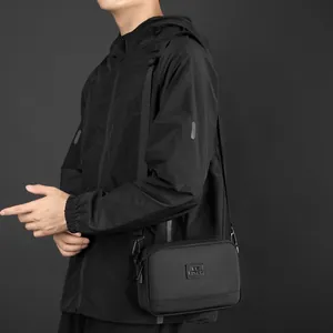 Sacoche bandoulière noire en nylon pour homme avec sangle réglable et logo frontal