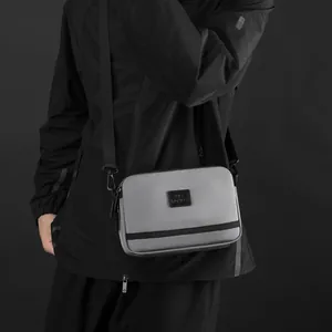 Sacoche de poitrine tactique grise pour homme avec sangle réglable et attaches métal