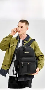 Details des wasserdichten schwarzen Nylon-Rucksacks mit Reißverschlusstaschen für Pendler