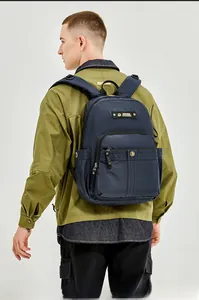 Detail des wasserdichten dunkelblauen Rucksacks mit Strukturstoff und Metallschnalle
