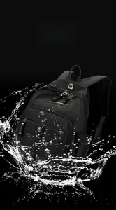 Detailaufnahme des wasserabweisenden Nylongewebes dieses schwarzen Rucksacks mit Wasserspritzern