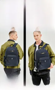 Detailansicht des dunkelblauen wasserdichten Rucksacks mit mehreren Taschen und Gurten