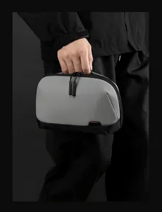 Grijze waterdichte digitale accessoires opbergtas in minimalistische technische stijl