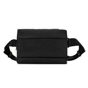 Sac de poitrine noir minimaliste avec logo embossé et bandoulière en nylon réglable