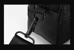 Macro detail van waterdicht nylon met zwarte metalen D-ring en stevige veersluiting