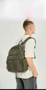 Seitenansicht des olivgrünen wasserdichten Rucksacks mit mehreren Taschen und Trägern