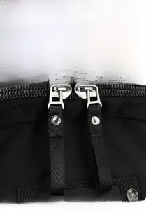 Detailansicht des wasserdichten schwarzen Rucksacks mit Doppelreißverschlüssen und Gurtband