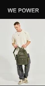 Detailansicht des militärgrünen, wasserdichten Nylonrucksacks mit mehreren Reißverschlussfächern