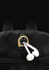 Nahaufnahme der Kopfhörerbuchse am schwarzen wasserdichten Nylon-Rucksack mit Kabeldetail