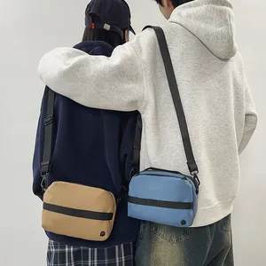 Waterdichte nylon crossbodytas in lichtblauw en khaki voor casual sportieve look