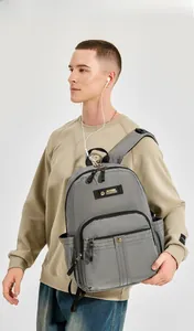 Nahaufnahme eines grauen wasserdichten Nylon-Rucksacks mit Taschen und Metallschnallen