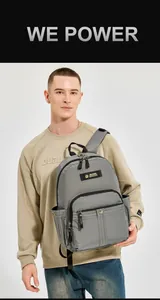 Detailansicht grauer wasserdichter Rucksack mit strapazierfähiger Seitentasche und Logo