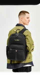 Detailansicht des wasserfesten schwarzen Nylon-Rucksacks mit Reißverschlüssen am Modell