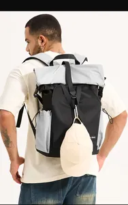 Detailansicht des Outdoor-Rucksacks mit Rollverschluss, Netztaschen und Karabinerhaken