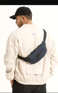 Detailansicht der wasserabweisenden dunkelblauen Brusttasche mit Gurt für Herren