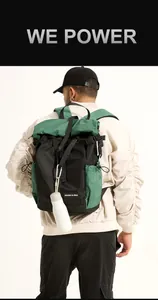 Outdoor-Freizeitrucksack mit grünem Karomuster-Patchwork und seitlicher Netztasche am Modell