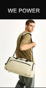 Dettaglio della borsa sportiva beige grande con tracolla regolabile e logo WEPOWER sul modello